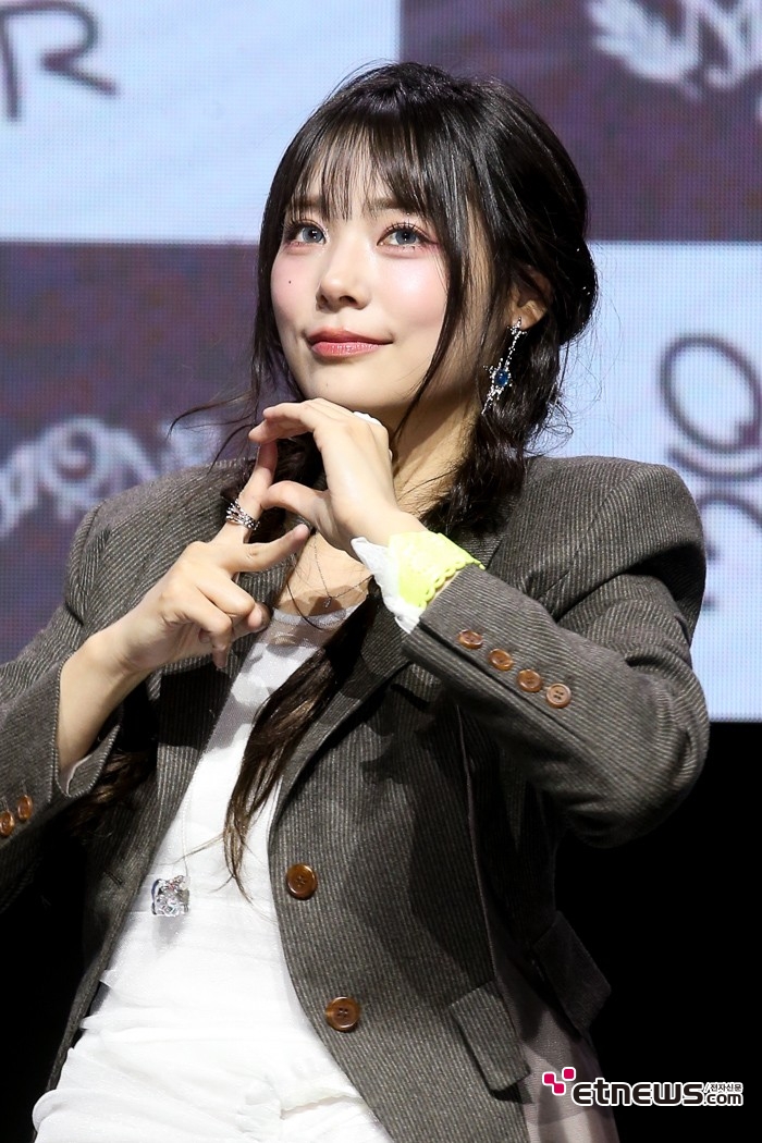 [ET포토] QWER 시연, '블루 아이즈'