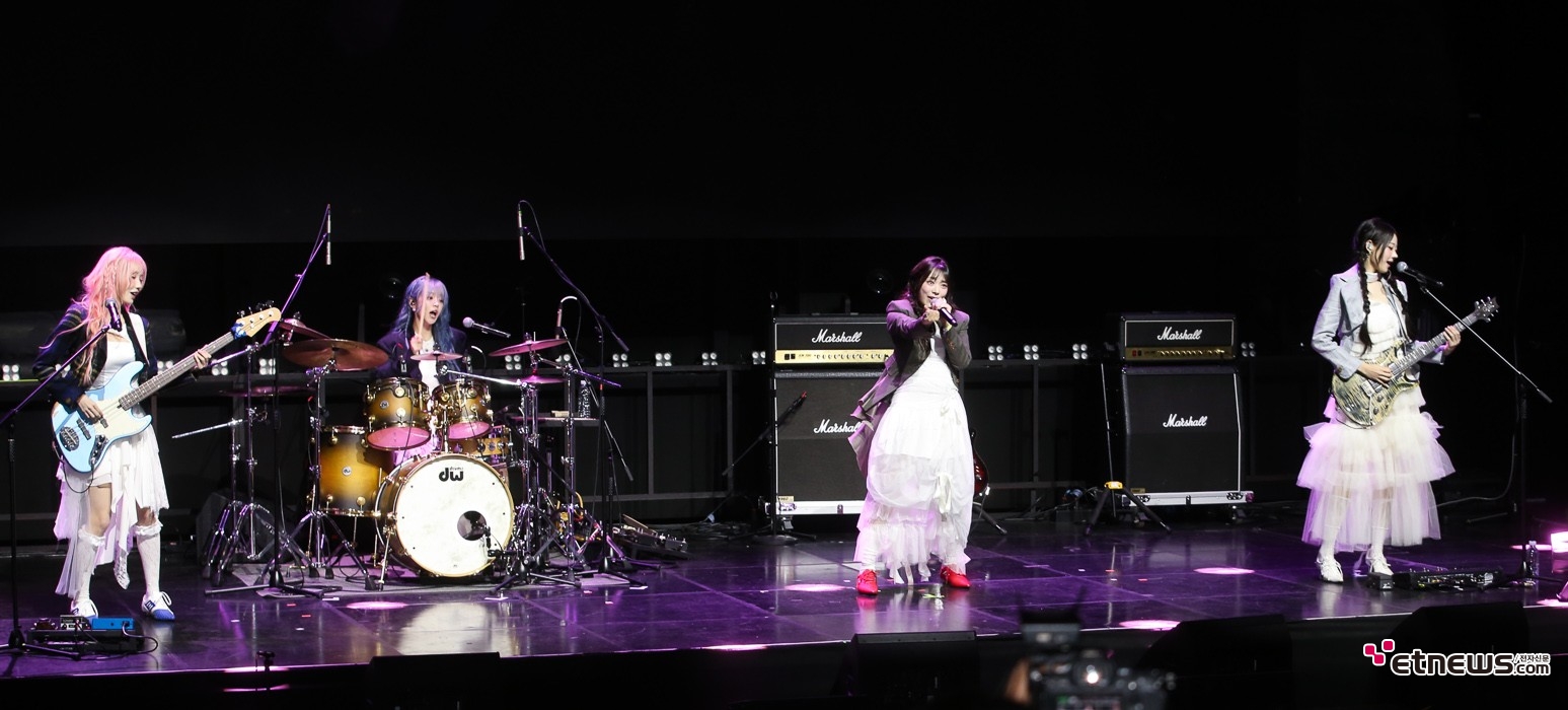 [ET포토] QWER, '한층 여유로운 라이브'