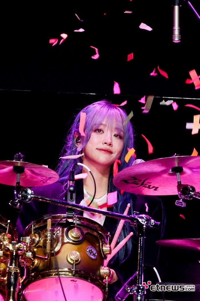 [ET포토] QWER 쵸단, '세레머니를 즐기며'