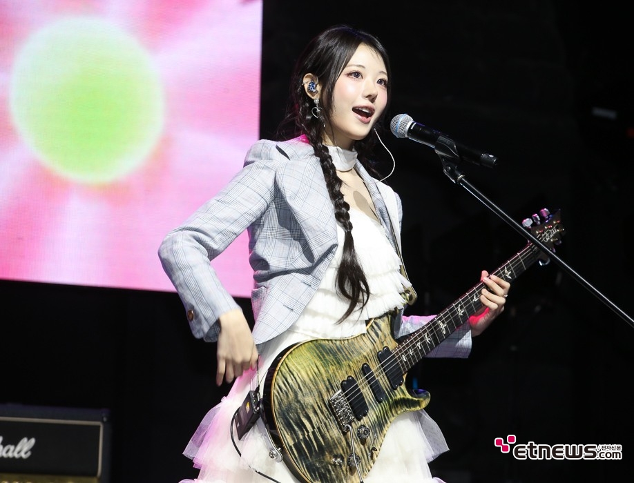 [ET포토] QWER 히나, '발고 맑은 매력'