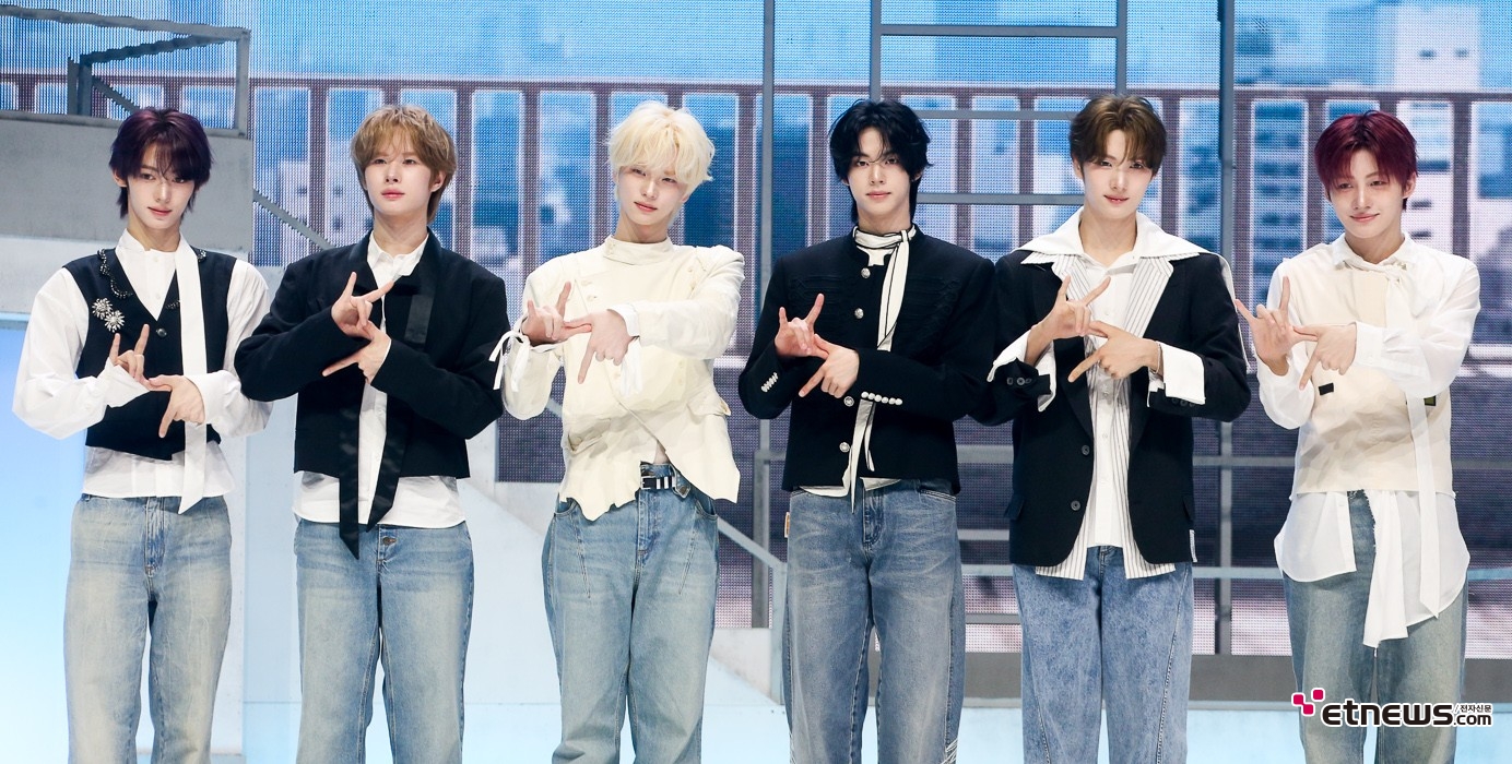 [ET포토] 투어스, '이번 신곡의 시그니처는'