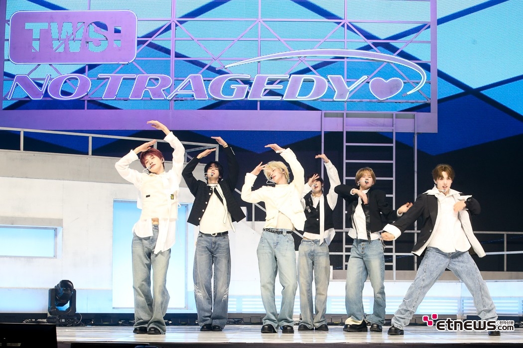 [ET포토] 투어스, '앨범 선주문 백만장 돌파'