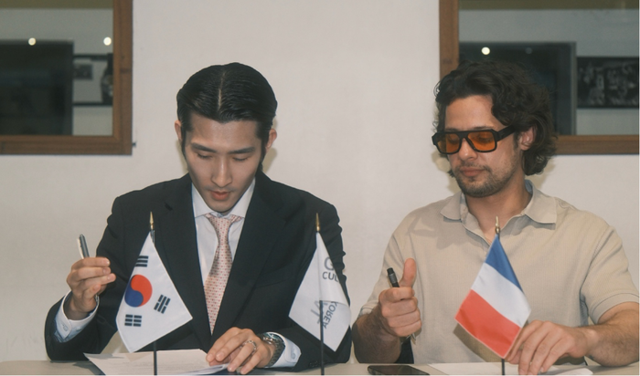전노아 글로벌컬처코리아 대표(왼쪽)와 시드박스 엔터테인먼트 호아킨 줄리안느 대표가 지난 24일 파리에서 글로벌 아이돌 육성을 위한 업무협약(MOU)에 서명하고 있다.