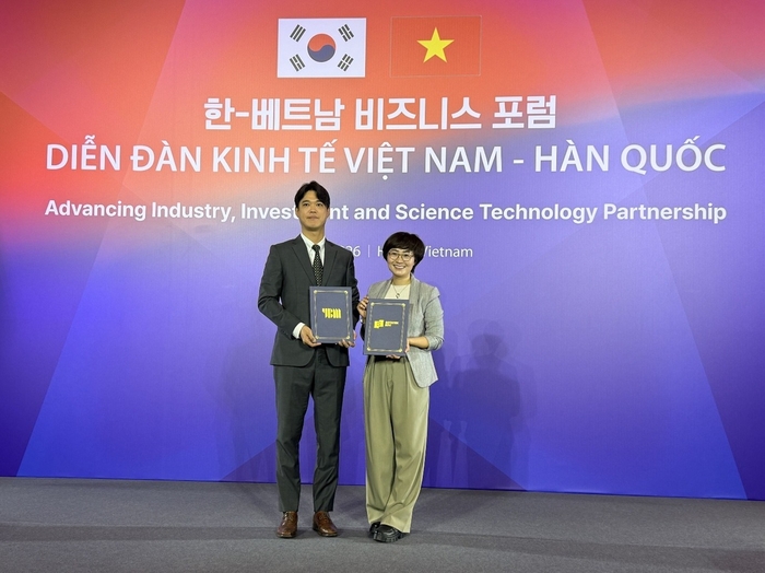 이도근 YBM Vietnam Co. Ltd 법인장(왼쪽)과 투이 응우옌 소타텍에듀 대표가 베트남 하노이 JW메리어트 그랜드볼룸에서 열린 '한-베트남 비즈니스' 포럼 MOU 체결식에서 기념 촬영을 하고 있다. 사진=YBM