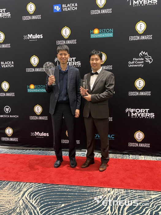 에디슨 어워즈 2026 에서 박상현 딥비전스 CGO(왼쪽)와 강봉수 딥비전스 CEO가 기념 촬영했다.