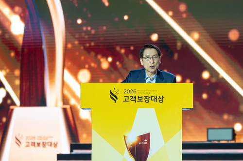24일 인천 송도컨벤시아에서 개최된 2026 고객보장대상 시상식에서 신창재 교보생명 의장이 격려사를 전하고 있다.(사진=교보생명)
