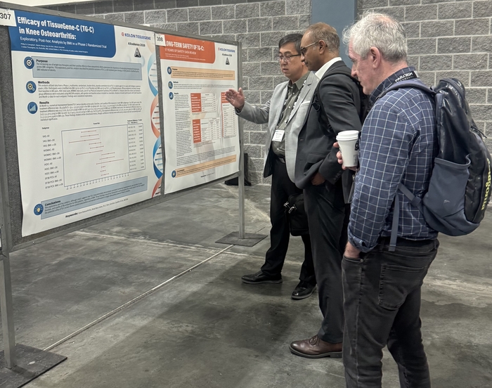 노문종 코오롱티슈진 대표가 OARSI 포스터 세션에 참석해 TG-C에 대해 설명하고 있다.