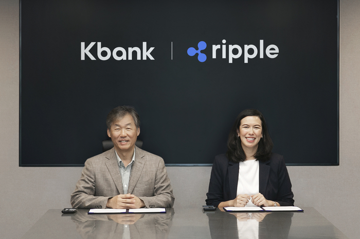 (왼쪽부터) 최우형 케이뱅크 은행장과 피오나 머레이 리플 아시아태평양(APAC) 총괄이 최근 서울 중구 케이뱅크 본사에서 진행된 케이뱅크-리플 간 전략적 파트너십 체결식에서 기념 촬영을 하고 있다.
