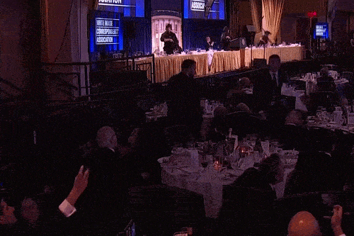 마이클 글란츠 CAA 최고 에이전트가 총격 소란 속에서 샐러드를 먹고 있는 모습이 화제가 됐다. 사진=C-SPAN / NYT 캡처