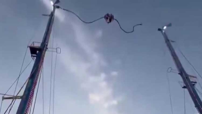 스페인 세비야에서 놀이기구 '슬링샷'에 연결된 한쪽 케이블이 끊어져 추락하는 사고가 발생했다. 사진=엑스 'BNODesk'·텔레그램 'rt_russian'