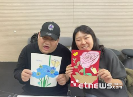 유진투자증권 장애인 직원들이 미술 작품 봉사활동에 참여하고 있다.