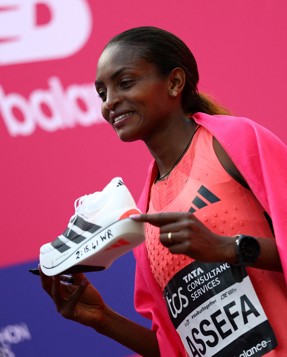 26일(현지시간) '2026 런던 마라톤'에서 여자부 기록을 경신한 티지스트 아세파(에티오피아) 선수. 사진=로이터 연합뉴스