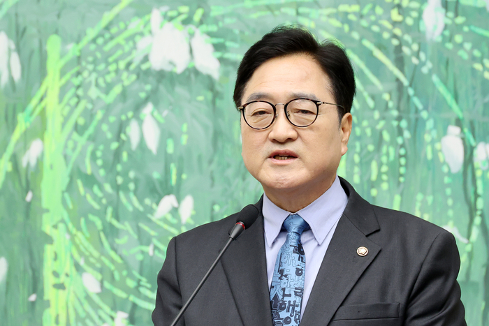 우원식 국회의장이 27일 국회 접견실에서 기자회견을 열고 다음 달 7일 국회 본회의 상정을 앞둔 헌법 개정안에 관해 설명하고 있다. 연합뉴스