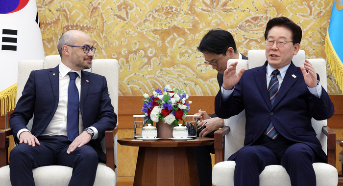 이재명 대통령이 27일 청와대에서 데미스 허사비스 구글 딥마인드 최고경영자(CEO)를 접견하고 있다. 연합뉴스