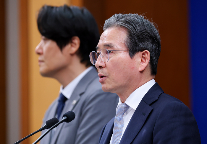김용범 정책실장이 27일 청와대 춘추관에서 이날 열린 이재명 대통령과 데미스 허사비스 구글 딥마인드 최고경영자(CEO) 면담 관련 브리핑을 하고 있다. 왼쪽은 김우창 국가AI정책비서관. 2026.4.27 연합뉴스
