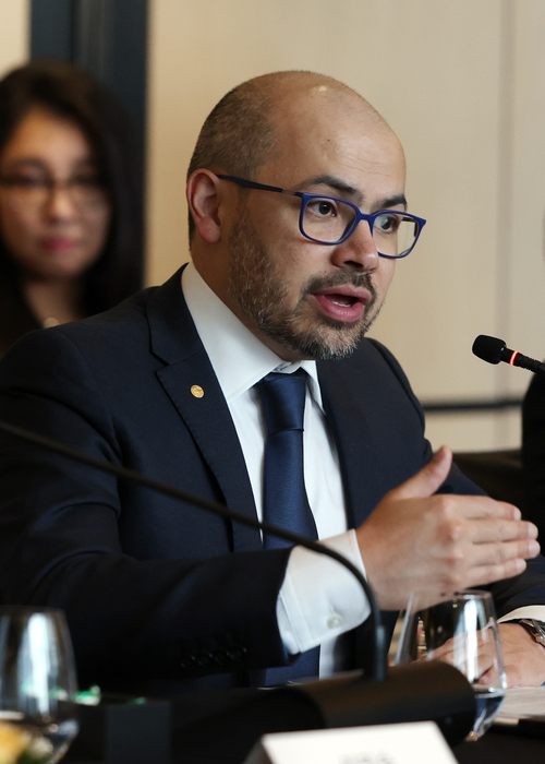 데미스 허사비스 구글 딥마인드 CEO가 27일 서울 종로구 포시즌스호텔에서 열린 과기정통부-구글 딥마인드 MOU 체결식에서 인사말을 하고 있다. (사진=연합뉴스)