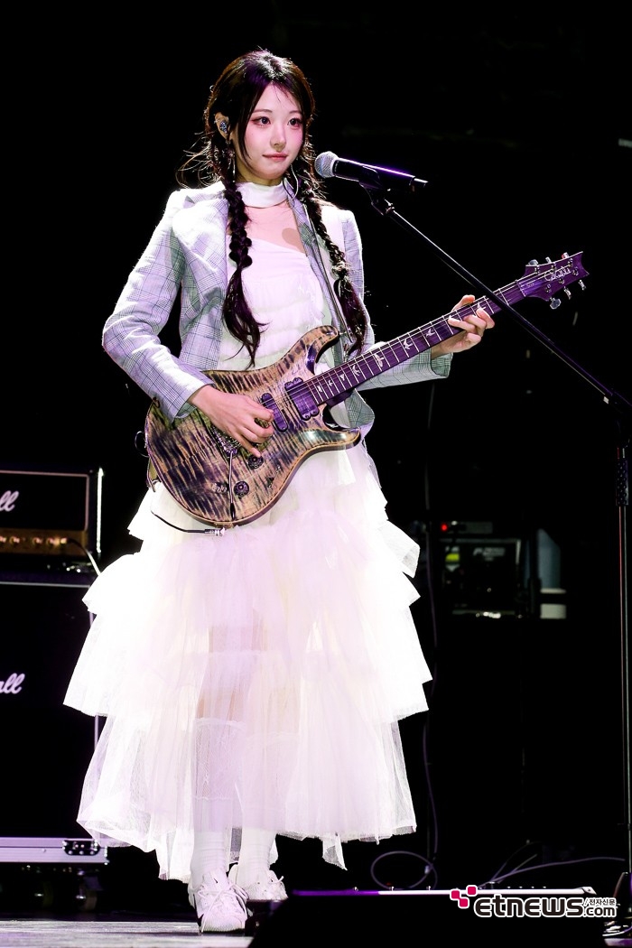 [ET포토] QWER 히나, '인형의 기타 연주'