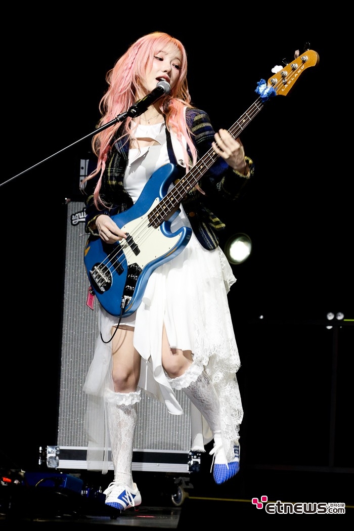 [ET포토] QWER 마젠타, '아름다움 흩날리며'