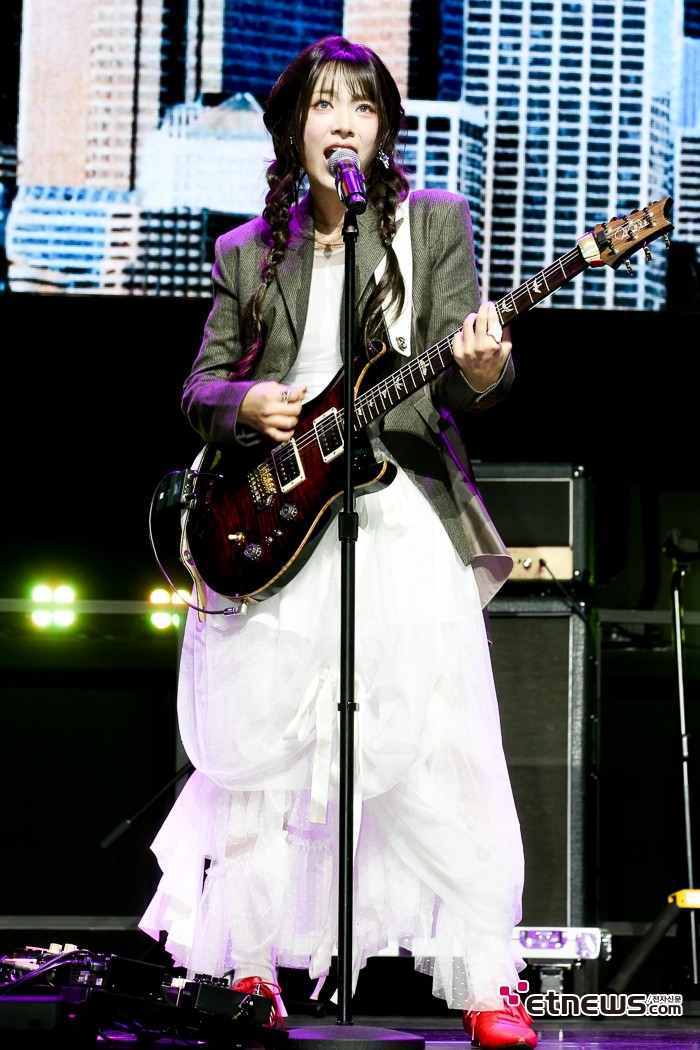 [ET포토] QWER 시연, '열정적인 열창'