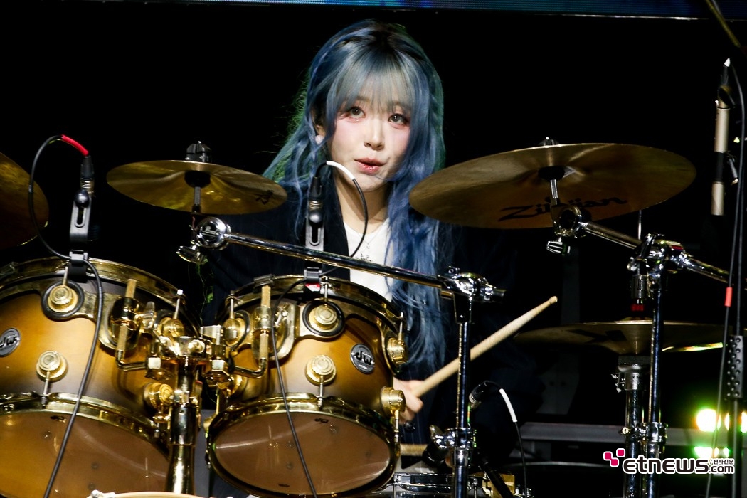 [ET포토] QWER쵸단, '몰입하는 드러밍'