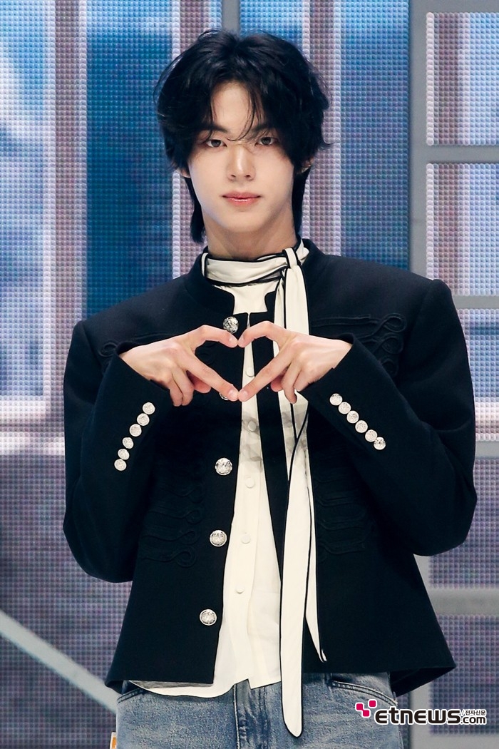 [ET포토] 투어스 도훈, '몰입하게 만드는 눈맞춤'