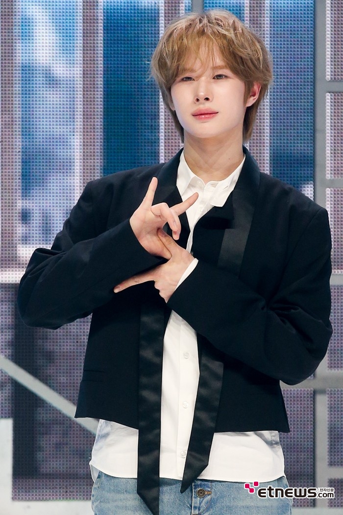 [ET포토] 투어스 경민, '애교 가득한 얼굴'