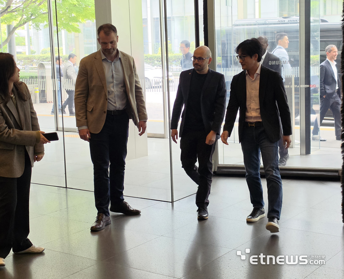 데미스 허사비스 구글 딥마인드 최고경영자(CEO)가 28일 이재용 삼성전자 회장과 회동하기 위해 서초사옥에 들어서고 있다. 허사비스 CEO 오른쪽은 김정현 삼성전자 모바일경험(MX)사업부 부사장. (사진=이호길 기자)