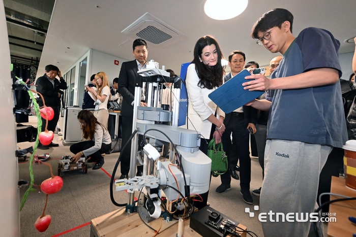 [포토] 서울대 학생들의 농작물 수확 로봇 보는 매디슨 황