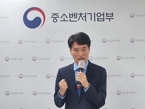 김정주  중기부 소상공인정책관이 28일 소공인 스마트제조지원 사업의 보조금 부정 수급 현황에 대해 상세 내용을 기자들에게 브리핑하고 있다.