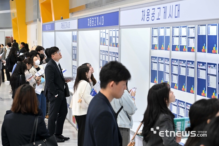 [포토] 채용공고 게시대 살펴보는 구직자