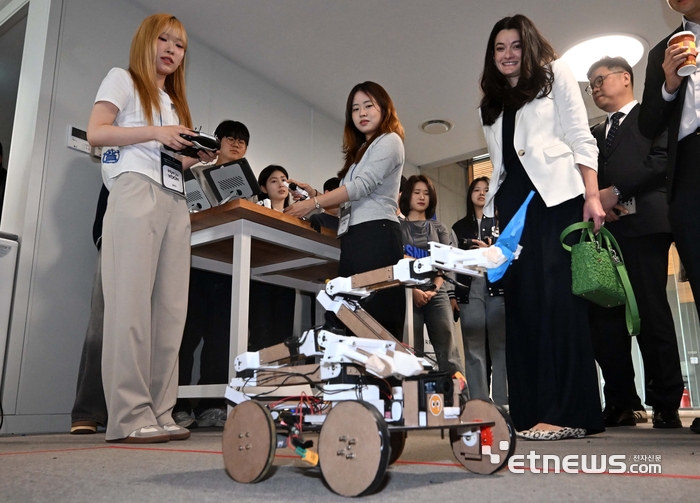 [포토] 서울대 학생들의 로봇 보는 매디슨 황 엔비디아 수석 이사