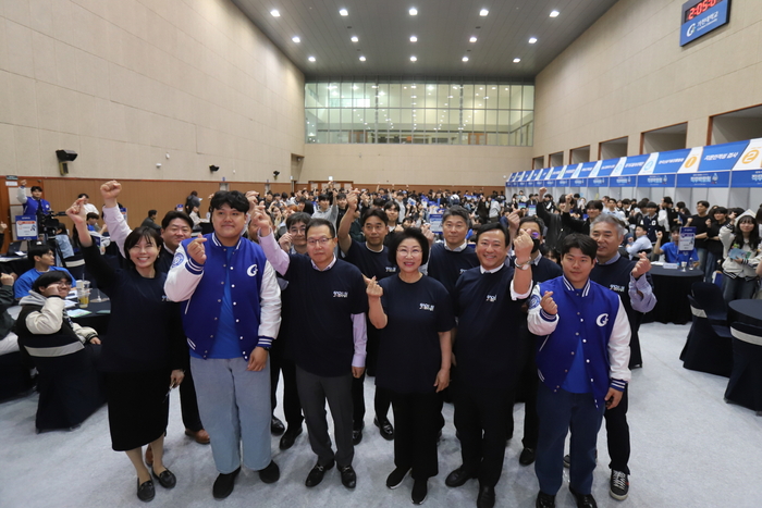 28일 가천대 비전타워에서 열린 제7회 '가천멘토와 함께하는 직무박람회'에서 최미리 수석부총장을 비롯한 교무위원과 학생들이 기념촬영을 하고 있다.(사진=가천대)