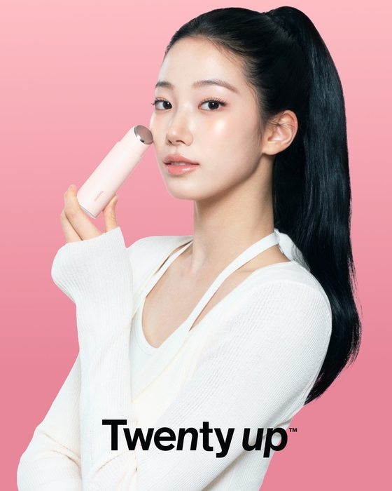 앳홈의 프라이빗 에스테틱 브랜드 '톰(THOME)'이 20대를 위한 첫 뷰티 디바이스 '투앤티업(Twenty up)' 모델로 르세라핌(LE SSERAFIM)의 카즈하를 선정했다.