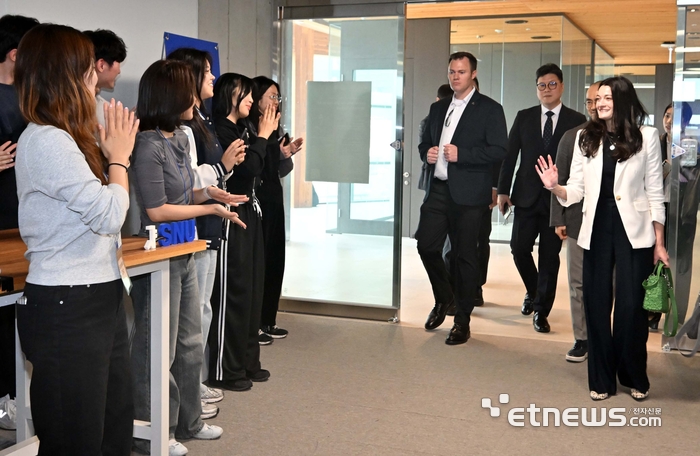 [포토] 서울대 여학생들과 만난 매디슨 황