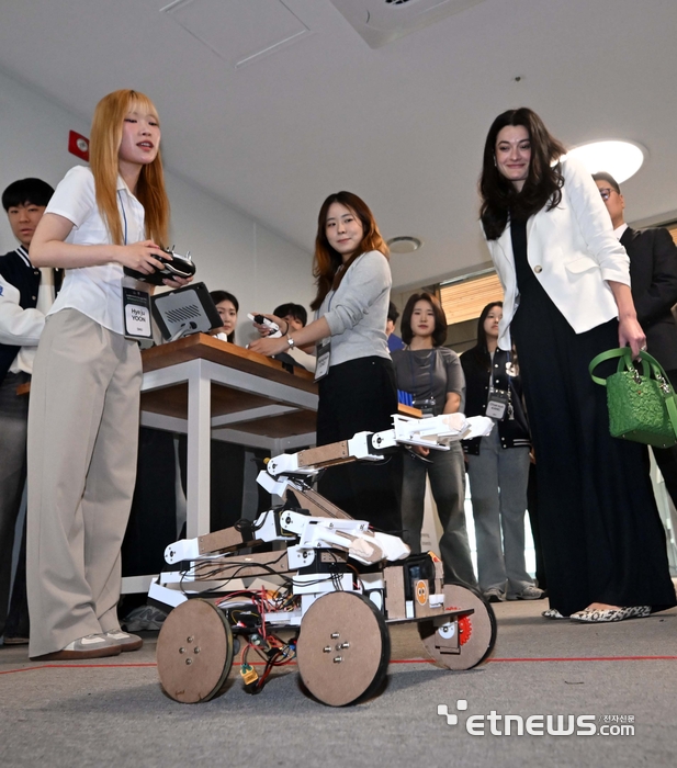 [포토] 서울대 찾은 매디슨 황, 학생이 많은 로봇 관람