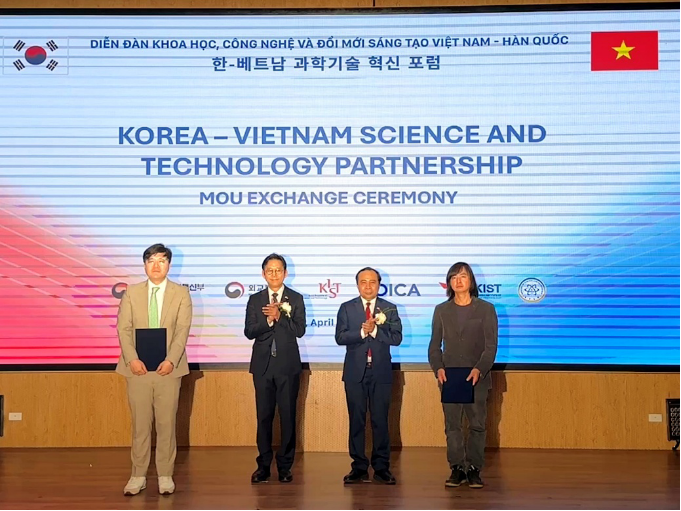 노르마와 베트남 IAS가 MOU 체결 후 기념사진을 촬영했다. 왼쪽부터 노르마 정현철 대표이사, 배경훈 부총리 겸 과기부 장관,  베트남 부 하이 꾸언 과기부 장관, 꽝 응우옌 IAS 연구개발 총괄.