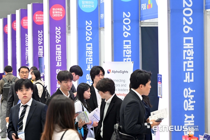 2026 대한민국 상생 채용박람회가 28일 서울 서초구 aT센터에서 열렸다. 박람회를 찾은 구직자들이 참가기업 부스를 둘러보고 있다. 김민수기자 mskim@etnews.com