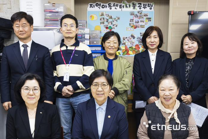 김경남 KB금융지주 ESG본부장 전무(첫 번째줄 왼쪽에서 첫 번째)가 정은경 보건복지부 장관(첫 번째줄 왼쪽에서 두 번째), 이상진 보건복지부 인구아동정책관(두 번째줄 왼쪽에서 첫 번째)과 함께 지난 27일 서울 마포구 소재 야간 연장돌봄 센터를 현장 방문해 기념 촬영하고 있다. [사진= KB금융지주 제공]