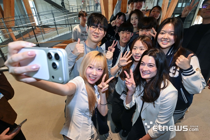 [포토] 서울대 학생들과 셀피 찍는 매디슨 황