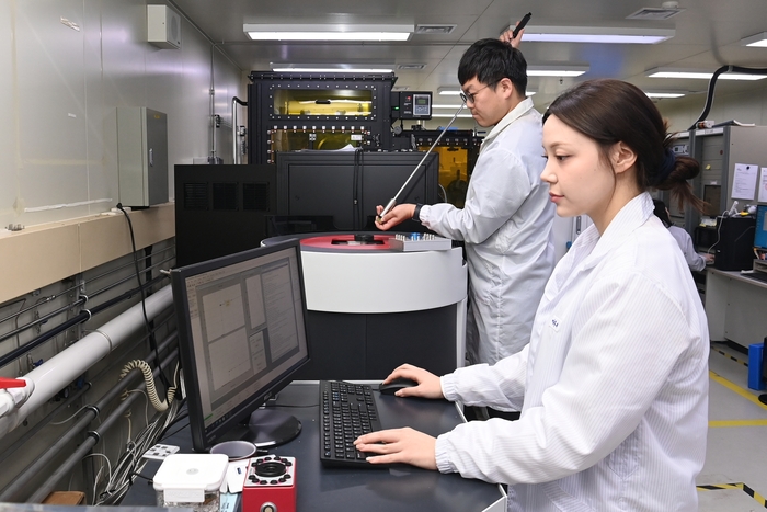 ETRI 연구진이 양자 물질 전기 특성을 극저온 물성 측정 장치로 측정하고 있다.