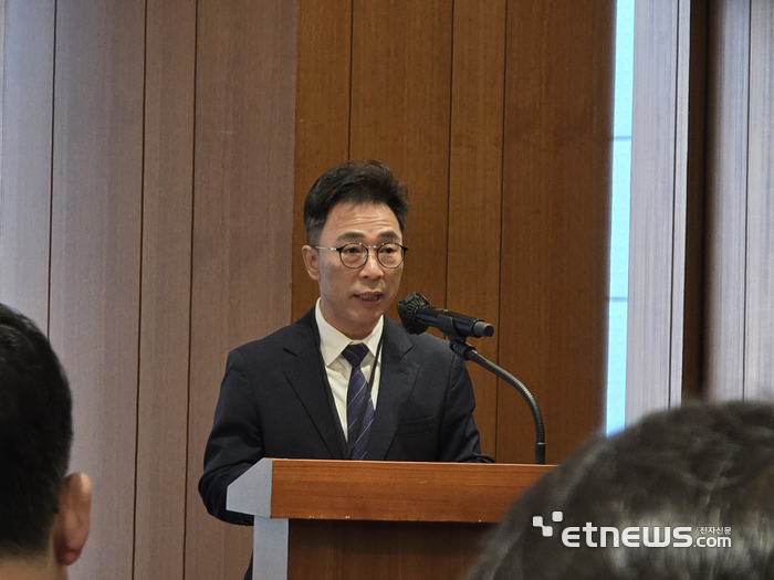 이상진 한국디스플레이산업협회 상무가 28일 서울 강남구 오크우드 호텔에서 열린 '트렌드포스 로드쇼 코리아 2026'에서 인사말을 하고 있다. (사진= 김영호 기자)