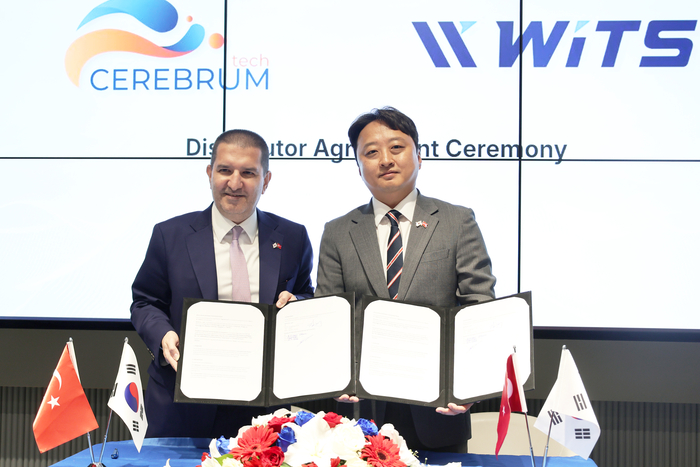 에르뎀 에르쿨 세레브럼 테크 회장, 김응태 위츠 대표가 계약을 마치고 기념사진을 찍고 있다. 〈사진 위츠 제공〉