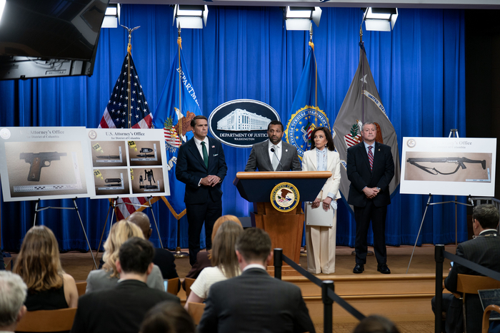 총격 사건 용의자 콜 토마스 앨런(31)이 소지하고 있던 산탄총·권총·칼 3자루. 사진=UPI 연합뉴스