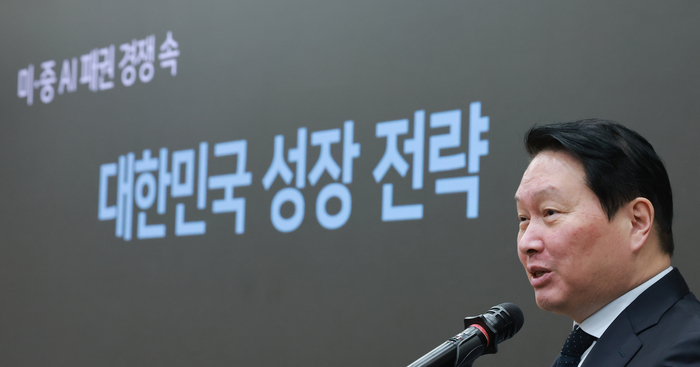 국회에서 AI 관련 강연하는 최태원 대한상의 회장
     (서울=연합뉴스) 신현우 기자 = 대한상공회의소 회장인 최태원 SK그룹 회장이 28일 국회의원회관에서 한중의원연맹이 연 '미·중 AI 기술 패권 경쟁 속 대한민국 성장전략' 정책세미나에 참석해 강연하고 있다. 2026.4.28
     nowwego@yna.co.kr
 (끝)