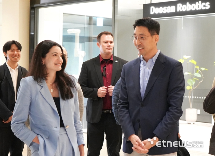 [포토] 대화하는 김민표 두산로보틱스 대표와 매디슨 황 엔비디아 수석 이사