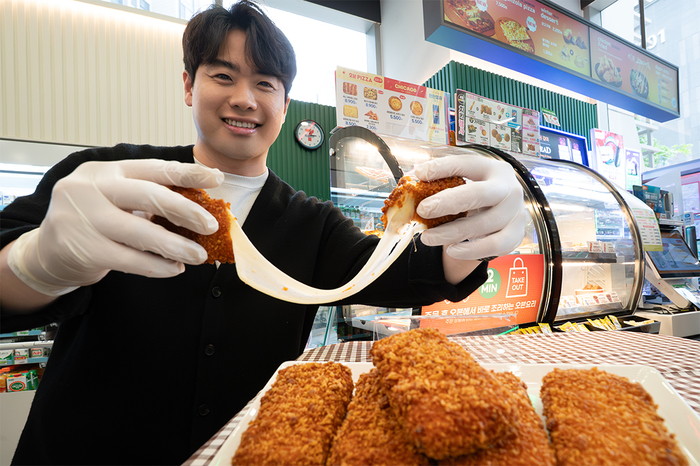 세븐일레븐은 '핫칠리통모짜스틱'을 출시하고 5월 즉석치킨 대규모 프로모션을 실시한다고 29일 밝혔다.