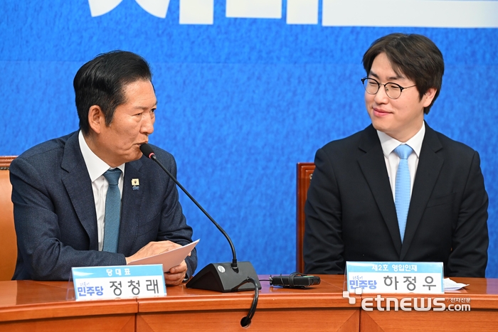 [포토] 2호 영입인재 소개하는 정청래 대표