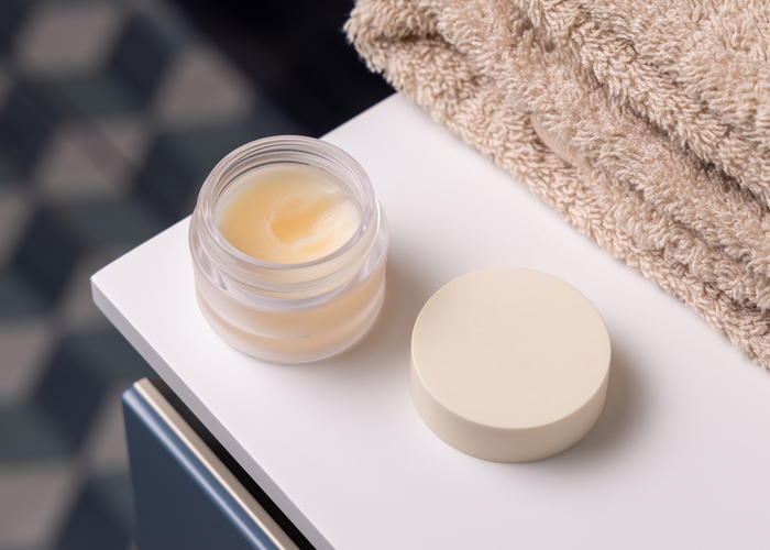 립밤 하나로도 눈가 주름을 줄이는 데 도움을 줄 수 있다는 전문가 의견이 나왔다. 사진=게티이미지