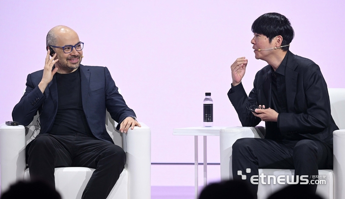 구글 포 코리아 2026이 29일 서울 중구 웨스틴 조선 서울에서 열렸다. 데미스 하사비스 구글 딥마인드 공동 창업자 및 CEO(왼쪽)와 이세돌 울산과학기술원 특임교수가 '알파고의 유산을 이어가는 AI 비전'을 주제로 대담을 하고 있다. 김민수기자 mskim@etnews.com