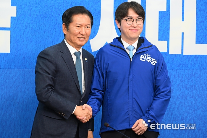 더불어민주당 2차 인재영입식이 29일 서울 여의도 국회에서 열렸다. 정청래 대표가 2호 영입 인재로 입당하게된 하정우 전 청와대 AI미래기획수석비서관에게 당 점퍼를 입혀주고 있다. 이동근기자 foto@etnews.com